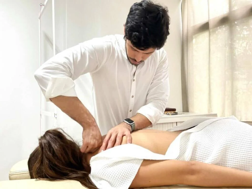 Ajuste quiroprático para dores no pescoço, cervical e costas